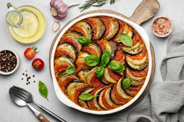 Quels sont les meilleurs conseils pour préparer une ratatouille méditerranéenne traditionnelle?