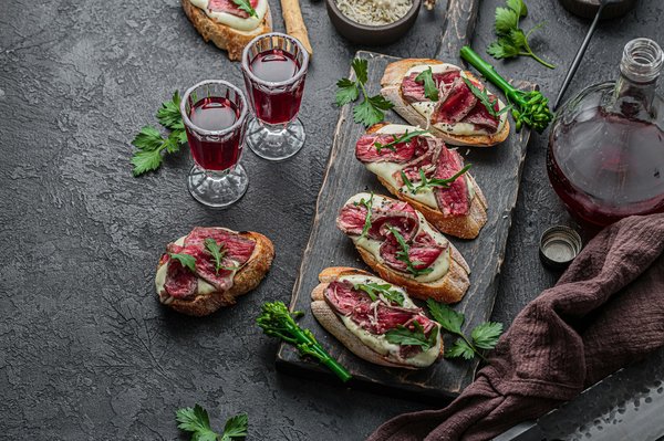 Quels sont les secrets pour des crostinis aux tomates cerises et basilic frais?