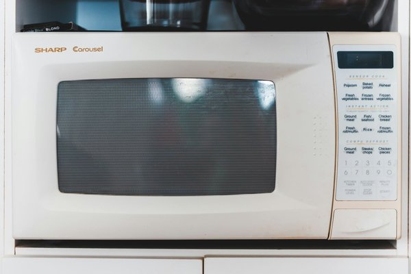 Pourquoi choisir un four combiné micro-ondes pour une cuisson rapide et polyvalente?